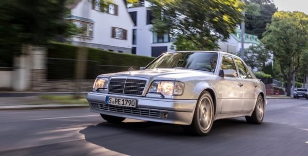 По принцип това е първият модел на Mercedes-Benz, който получава високотехнологичните характеристики на S-Class, но с малко по-малко екстри. В резултат на това става популярна кола. В Европа също е изключително известен като таксиметров автомобил благодарение на акцента върху комфорта, надеждността и ефективността.
Първото поколение W124 от 1993 г. е моделът, който става символ на успеха благодарение на аеродинамиката плюс многобройните предлагани бензинови и дизелови двигатели. Нещо повече, неговият стоманен корпус е здрав, като същевременно остава сравнително лек. W124 също е известен като много издръжлив и надежден. W210 E-Class – пуснат на пазара през 1995 година, има изцяло нов дизайн с четири кръгли фара. W210 носи и множество новаторски функции за безопасност като ASR за контрол на сцеплението, ESP и BAS (контрол за подпомагане на спирането).

През 2002 г. W211 E-Class запазва четирите фара, но в по-елегантна форма – с алуминиеви преден и заден мост и въздушно окачване. Междувременно моделът W212 идва с по-ъглов дизайн и аеродинамично тяло, което води до коефициент на съпротивление от 0,24. 
През 2016 г. W213 донесе нов дизайн заедно с функция за полуавтоматизирано шофиране. И накрая, най-новият W214 E-Class има изобилие от екрани вътре и осигурява на пътниците обичайното спокойно пътуване.
